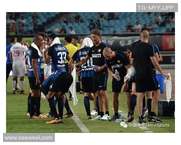 米兰与里昂激情对决中国赛场球迷热情高涨期待精彩瞬间